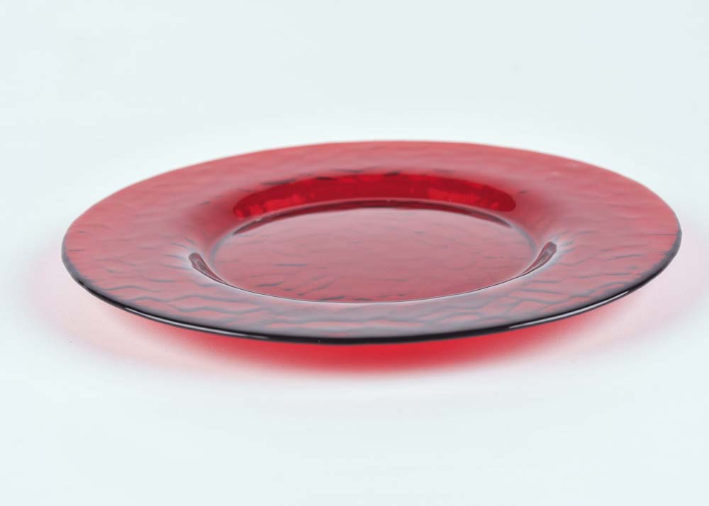 https://www.delreypartyrentals.com/wp-content/uploads/Ruby-Red-Hammered-Dinner-Glass-Plate.jpg